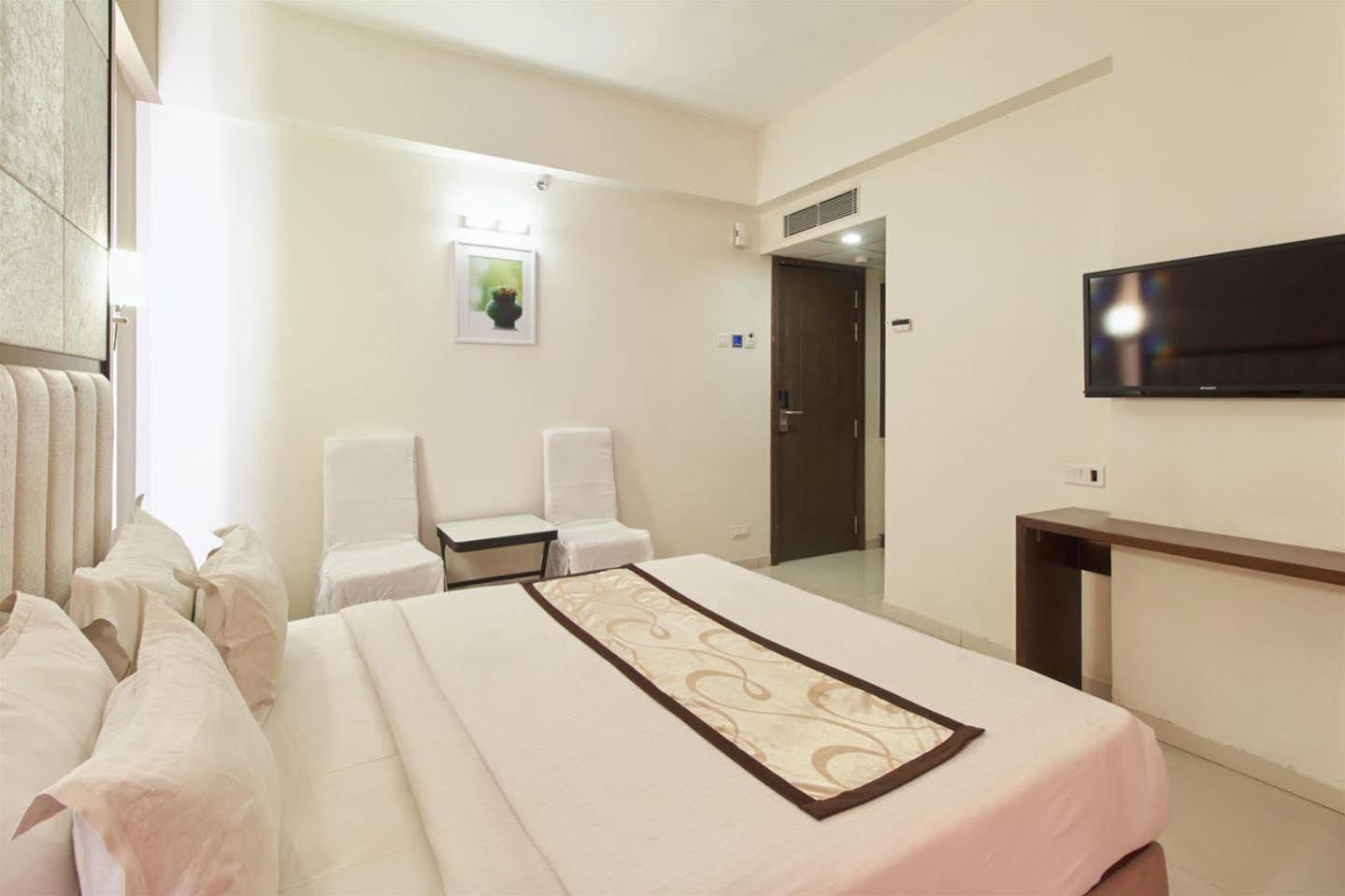 Hotel Executive Silver Inn Аурангабад Экстерьер фото